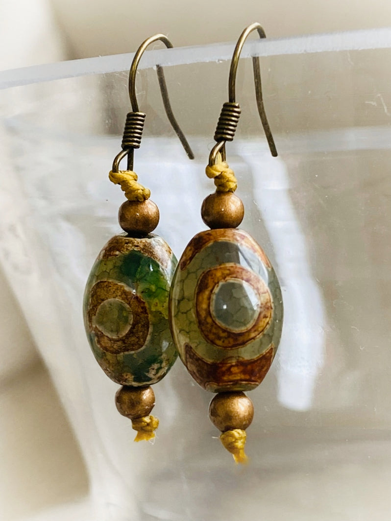 E011 - Messingohrringe mit Tibetischen Achat-Oliven