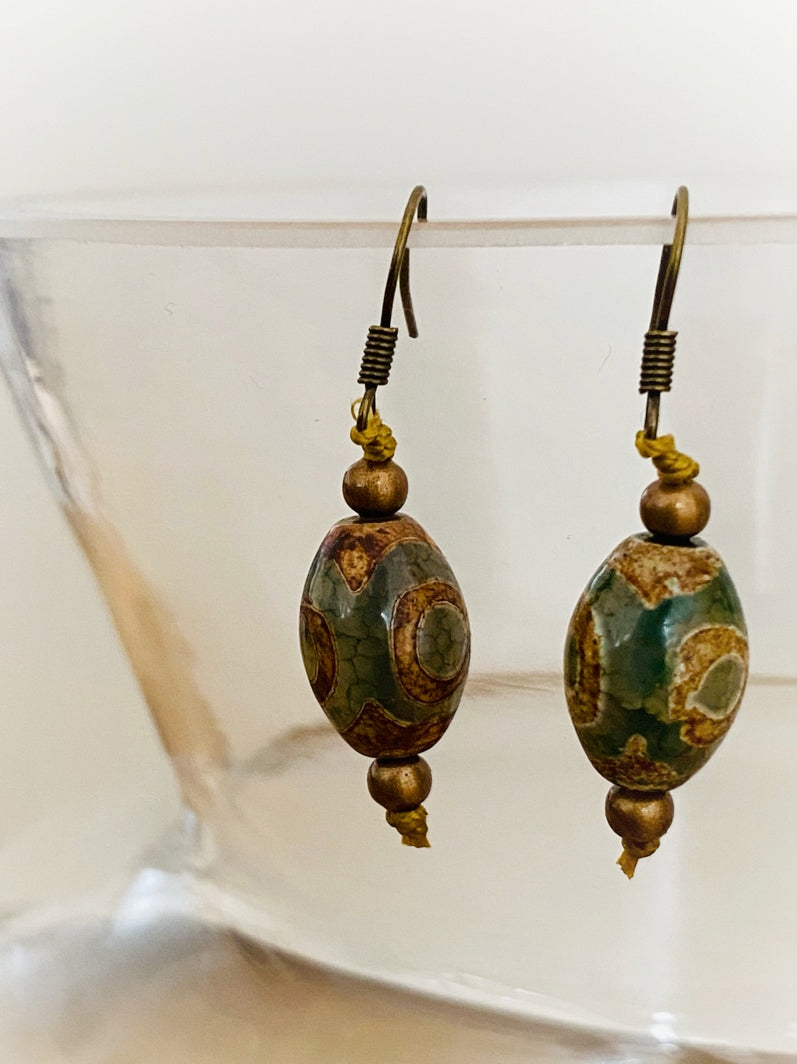 E011 - Messingohrringe mit Tibetischen Achat-Oliven