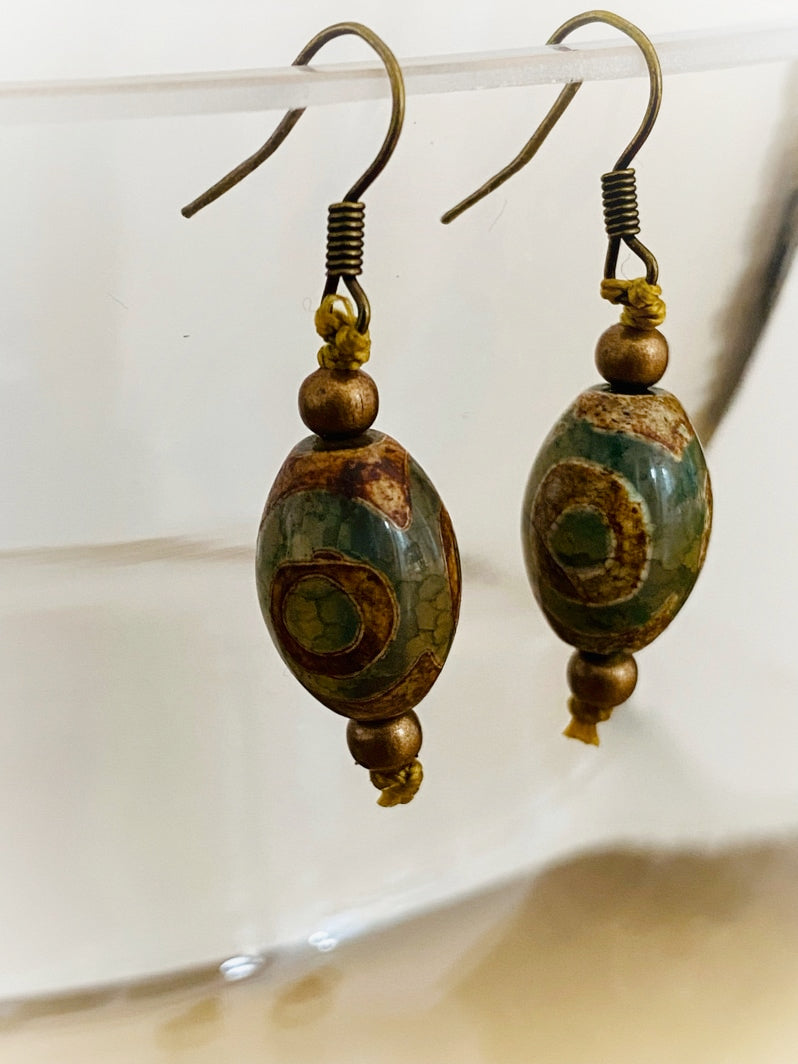 E011 - Messingohrringe mit Tibetischen Achat-Oliven