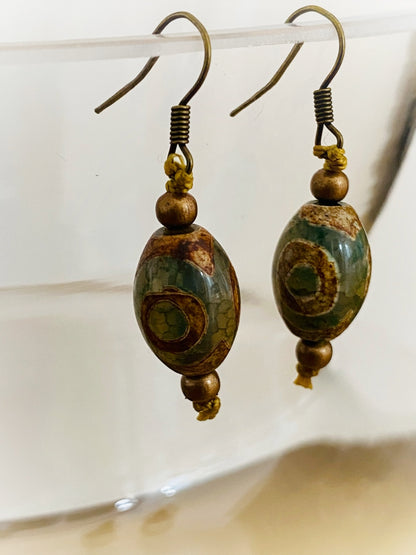 E011 - Messingohrringe mit Tibetischen Achat-Oliven