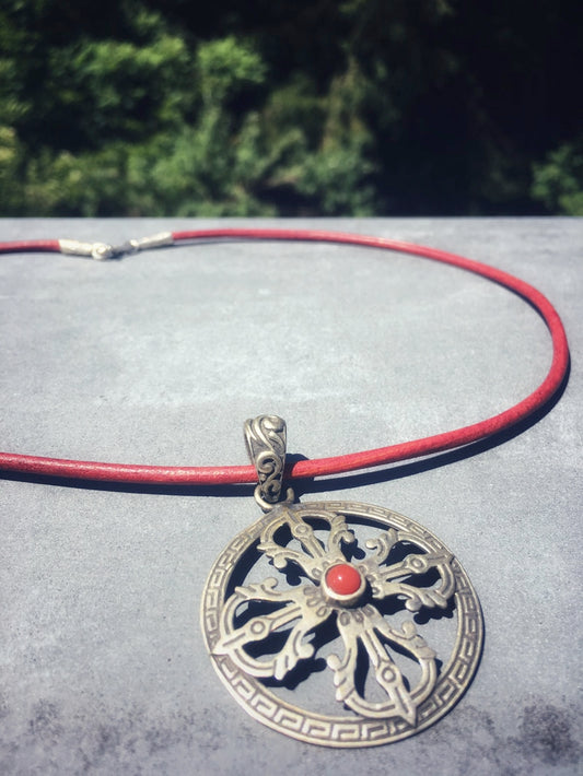 K047 - Silber-Amulett mit Koralle