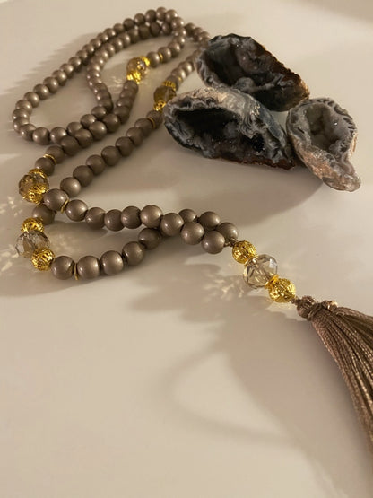 M222 - Glamorous Adventures