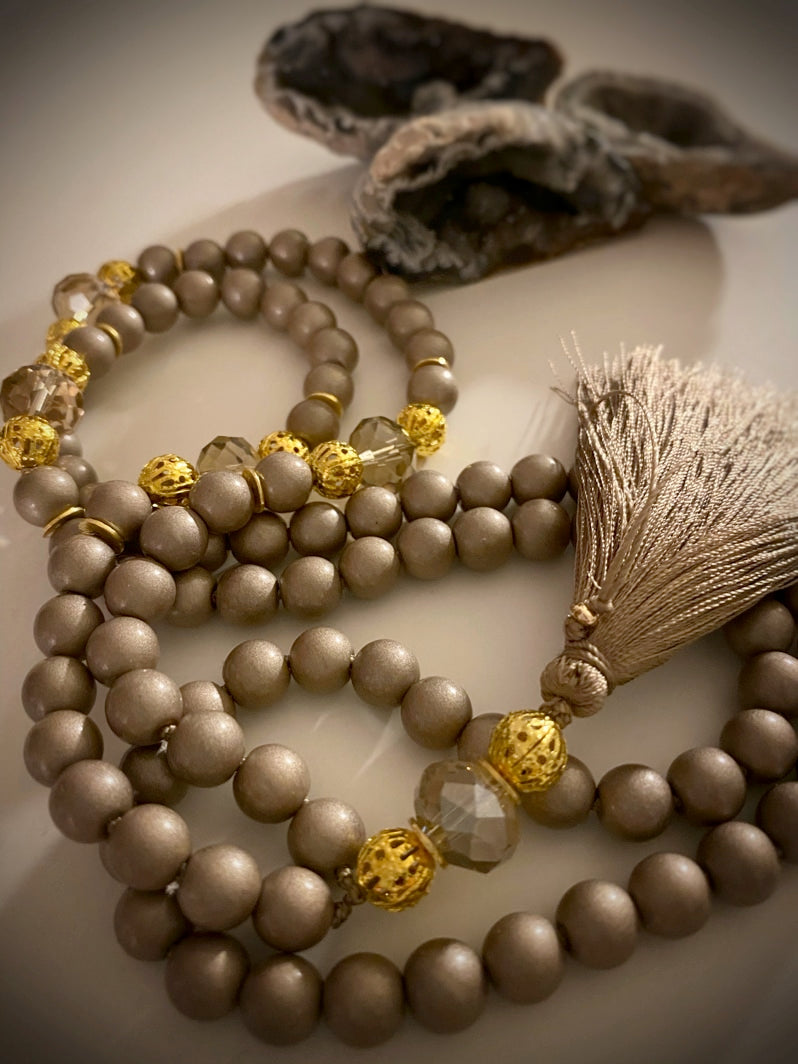 M222 - Glamorous Adventures