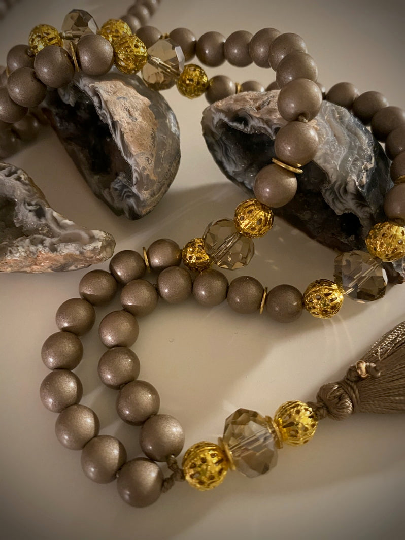 M222 - Glamorous Adventures