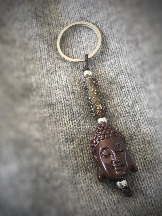 S048 - Brauner Buddha mit Glasperlen