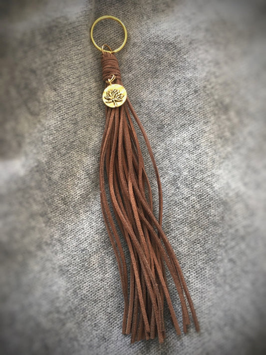 S051 - Braune Wildlederquaste mit Lotusblüte