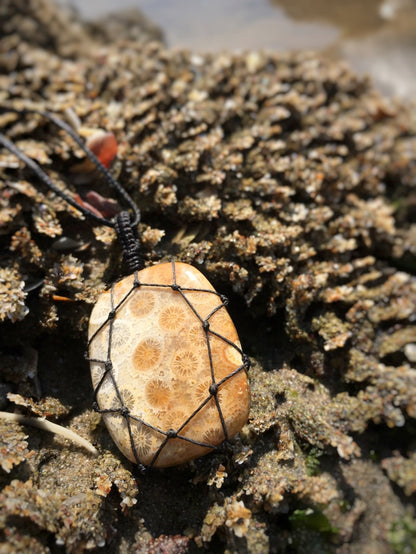 Z007 - Fossile Koralle in Makramee