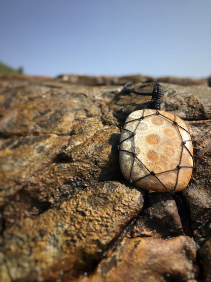 Z007 - Fossile Koralle in Makramee