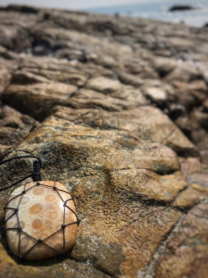 Z007 - Fossile Koralle in Makramee