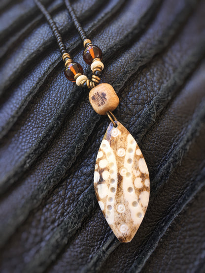 Z028 - Australisches Holz-Amulett