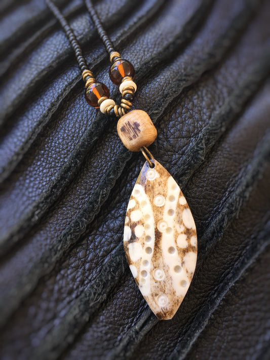 Z028 - Australisches Holz-Amulett
