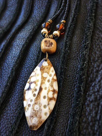 Z028 - Australisches Holz-Amulett