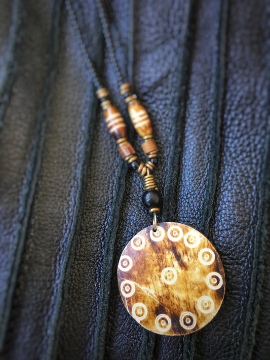 Z031 - Australisches Holz-Amulett