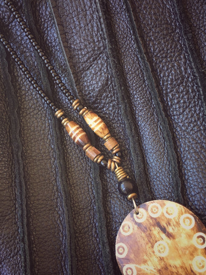 Z031 - Australisches Holz-Amulett