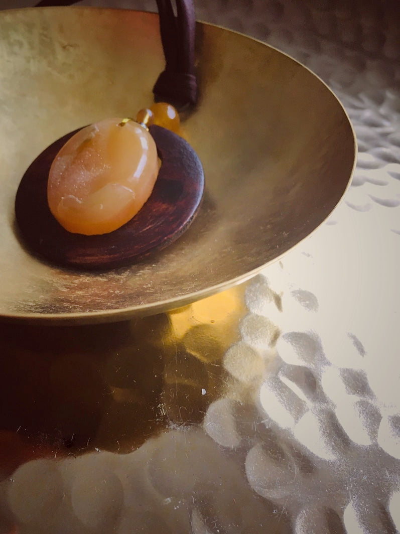 Z061 - Seidenbandkette mit Chalcedon-Amulett