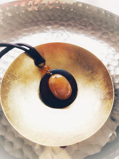 Z061 - Seidenbandkette mit Chalcedon-Amulett
