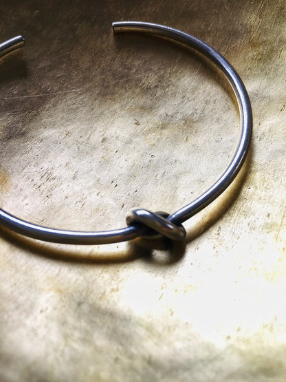 Z062 - Silber-Armreif mit Knoten